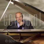 18-02-1987 Tom Parker at studio in Amsterdam.

[keywords]Posed, Eyecontact, Smiling, Piano[/keywords]